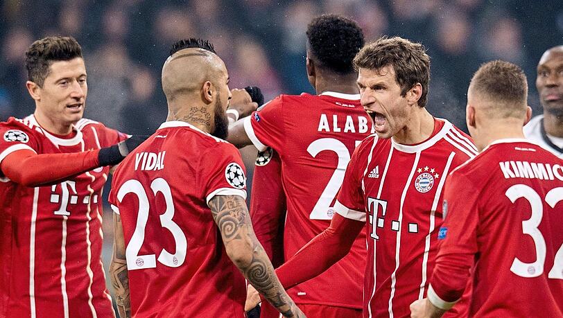 Königsklassen-Freude: Die Bayern jubeln über das Tor zum 1:0 von Thomas Müller (2.v.r.).