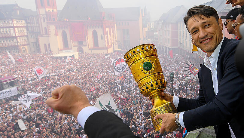 Sein bislang größter Erfolg: Niko Kovac, damals noch Trainer von Eintracht Frankfurt, mit dem DFB-Pokal. Sein bislang größter Erfolg: Niko Kovac, damals noch Trainer von Eintracht Frankfurt, mit dem DFB-Pokal.