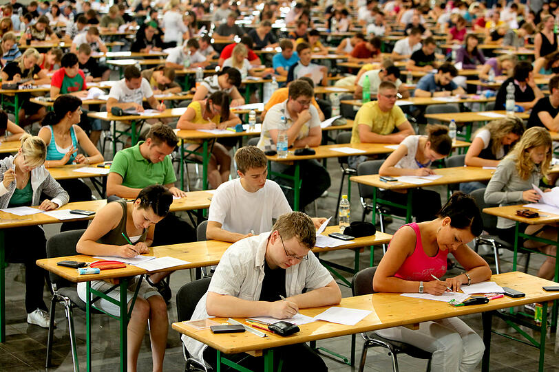 Klausurmarathon vor den Semesterferien: Studenten haben oft ein Pensum zu bewältigen, das manche nicht ruhig schlafen lässt.