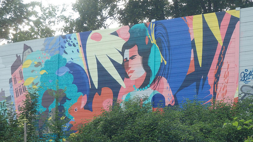 Die neue Lärmschutzwand ist bunt.