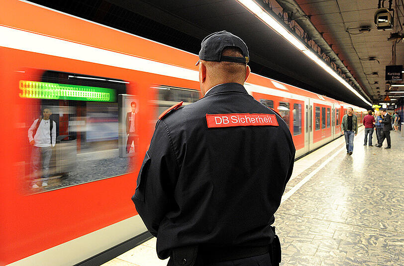 Ein 52-jähriger Mann attackierte einen Sicherheitsmitarbeiter der Deutschen Bahn mit einem "messerähnlichen Gegenstand". (Archivbild)