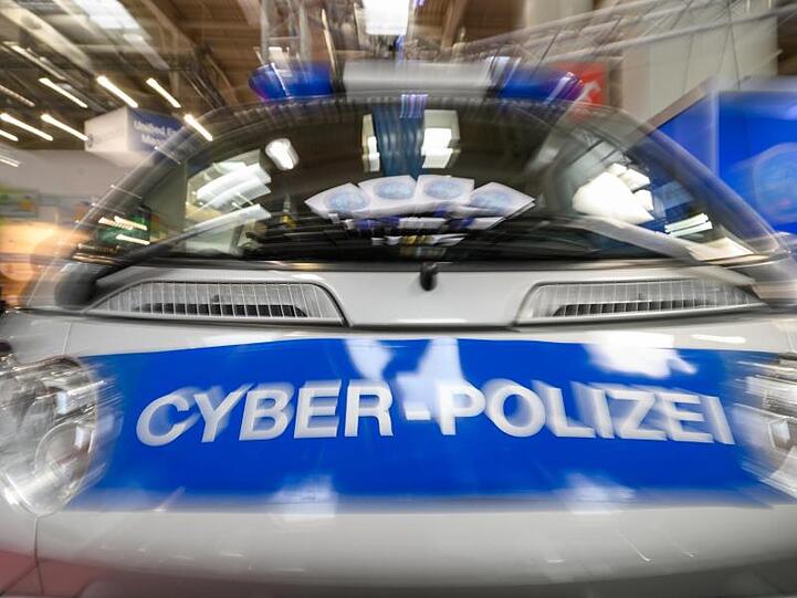 Ein Auto mit dem Aufdruck "Cyber-Polizei". Foto: Christophe Gateau/Archiv