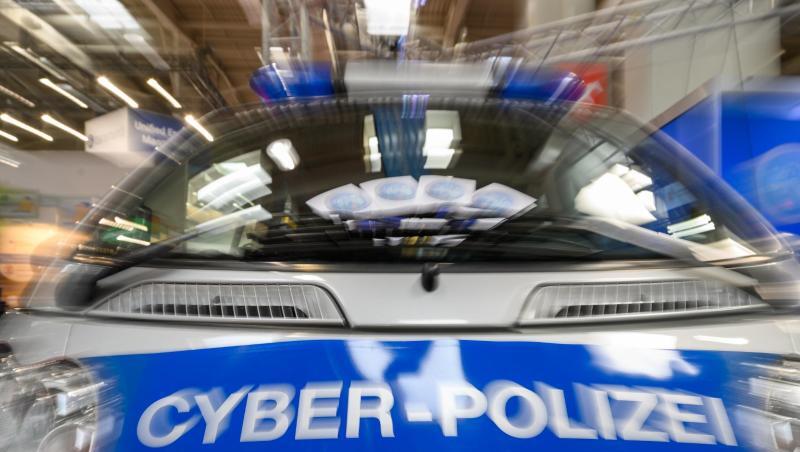 Ein Auto mit dem Aufdruck "Cyber-Polizei". Foto: Christophe Gateau/Archiv Ein Auto mit dem Aufdruck "Cyber-Polizei". Foto: Christophe Gateau/Archiv
