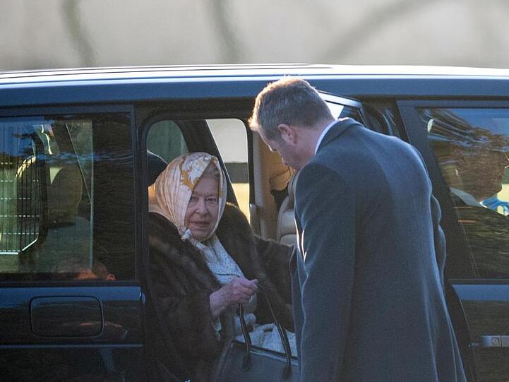 Königin Elizabeth II. kommt ohne Prinz Philip zum Weihnachtsgottesdienst am Morgen.