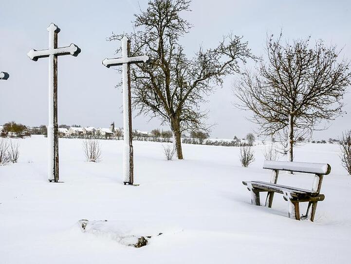 Drei mit Schnee bedeckte Kreuze stehen auf einem Feld auf der schwäbischen Alb. Foto: Thomas Warnack