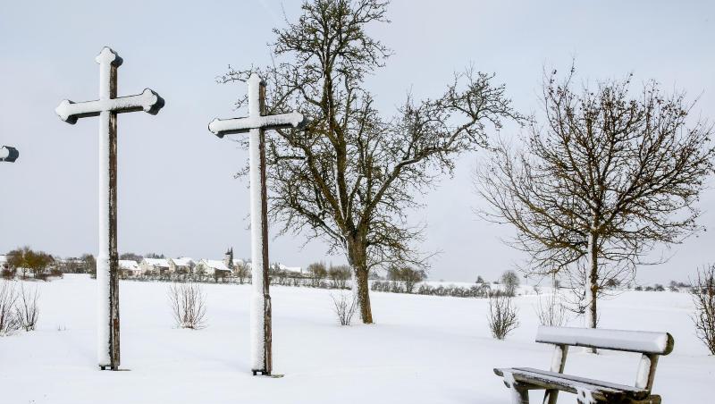 Drei mit Schnee bedeckte Kreuze stehen auf einem Feld auf der schwäbischen Alb. Foto: Thomas Warnack Drei mit Schnee bedeckte Kreuze stehen auf einem Feld auf der schwäbischen Alb. Foto: Thomas Warnack