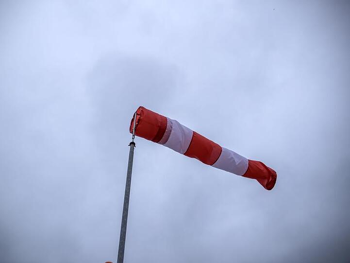 Ein Windsack weht im Wind. Foto: Jens Büttner/Archivbild