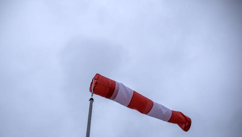 Ein Windsack weht im Wind. Foto: Jens Büttner/Archivbild
