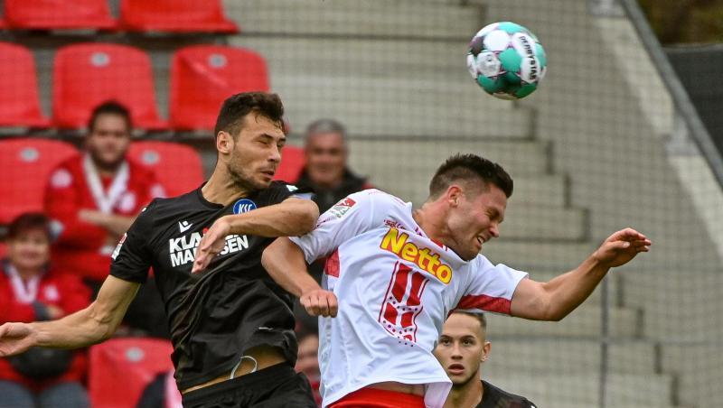 Lukas Fröde von Karlsruhe und Andreas Albers von Regensburg (l-r.) im Duell um den Ball.