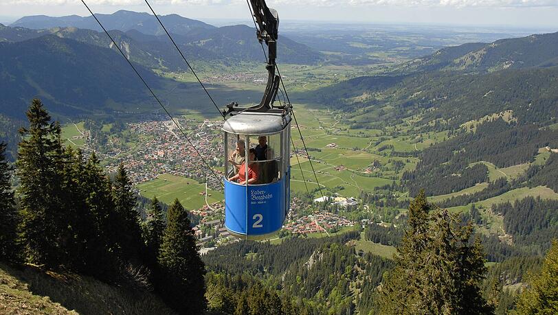 Bequem auf den Berg: die Laber-Bahn oberhalb von Oberammergau. Bequem auf den Berg: die Laber-Bahn oberhalb von Oberammergau.