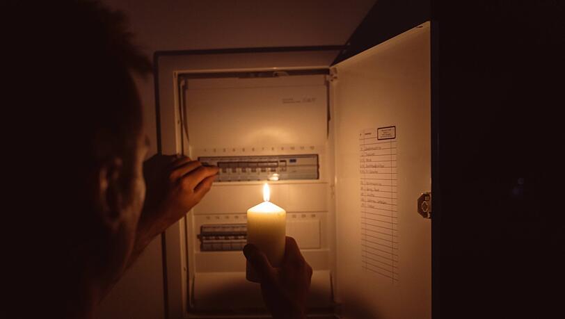 Bei einem überregionalen Stromausfall hilft auch der Gang zum Sicherungskasten nichts. So ein Blackout gilt jedoch als sehr unwahrscheinlich.
