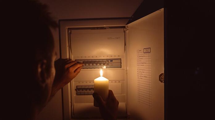 Bei einem überregionalen Stromausfall hilft auch der Gang zum Sicherungskasten nichts. So ein Blackout gilt jedoch als sehr unwahrscheinlich.