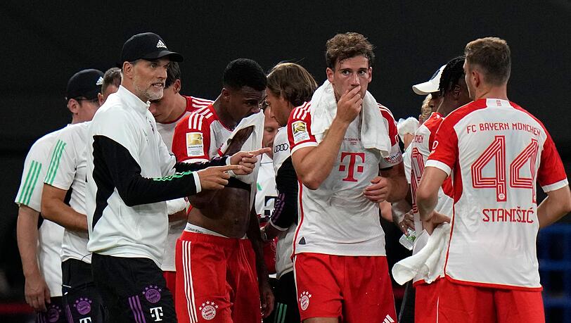 Trainer des FC Bayern München, spricht mit seinen Spielern.