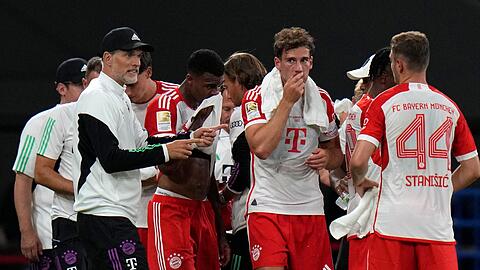 Trainer des FC Bayern München, spricht mit seinen Spielern.