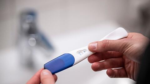 Ein Schwangerschaftsabbruch in den ersten zwölf Wochen bleibt straffrei, wenn die Frau sich zuvor beraten lässt.