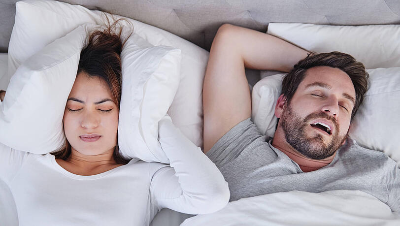 Ganz kann man das Schnarchen nicht abstellen, aber man kann es mit verschiedenen Hilfsmitteln reduzieren. Ganz kann man das Schnarchen nicht abstellen, aber man kann es mit verschiedenen Hilfsmitteln reduzieren.