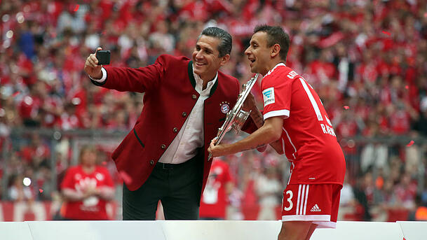 Jorginho und Rafinha bei der Meisterfeier des FC Bayern 2017. Jorginho und Rafinha bei der Meisterfeier des FC Bayern 2017.