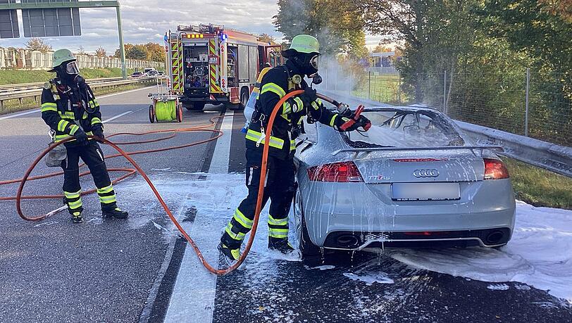 Der Audi-Fahrer wurde während des Einsatzes von der Besatzung eines Rettungswagens betreut, konnte aber vor Ort bleiben. Der Audi-Fahrer wurde während des Einsatzes von der Besatzung eines Rettungswagens betreut, konnte aber vor Ort bleiben.