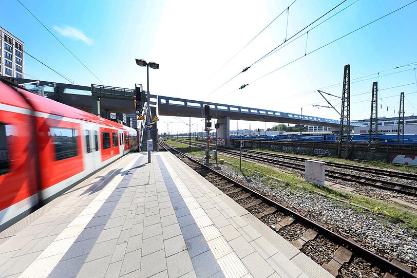 Der "gläserne Steg" sieben Meter über den Gleisen – vom Bahnsteig an der S-Bahn-Haltestelle Donnersbergerbrücke aus gesehen. Der "gläserne Steg" sieben Meter über den Gleisen – vom Bahnsteig an der S-Bahn-Haltestelle Donnersbergerbrücke aus gesehen.