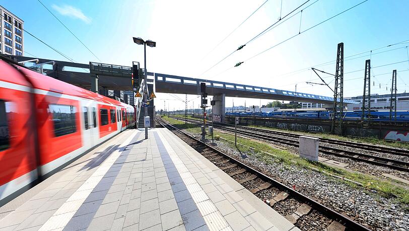 Der "gl&auml;serne Steg" sieben Meter &uuml;ber den Gleisen &ndash; vom Bahnsteig an der S-Bahn-Haltestelle Donnersbergerbr&uuml;cke aus gesehen.