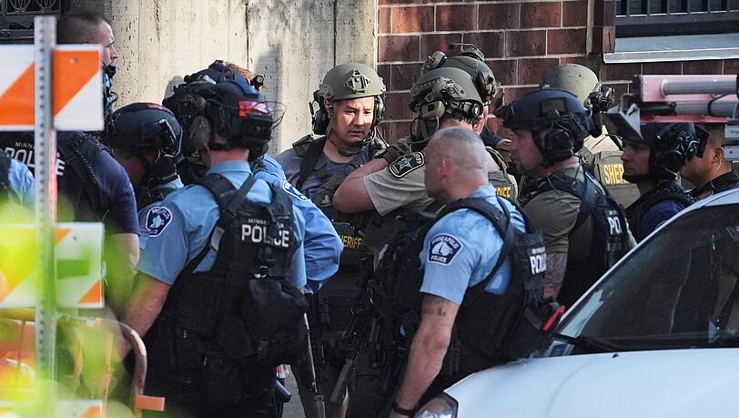 Die Polizei ist in Minneapolis mit einem Gro&szlig;aufgebot vor Ort.