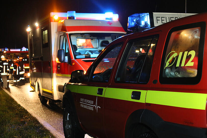 Nach Raserei mehrfach überschlagen: Die Bilder vom Feuerwehreinsatz.