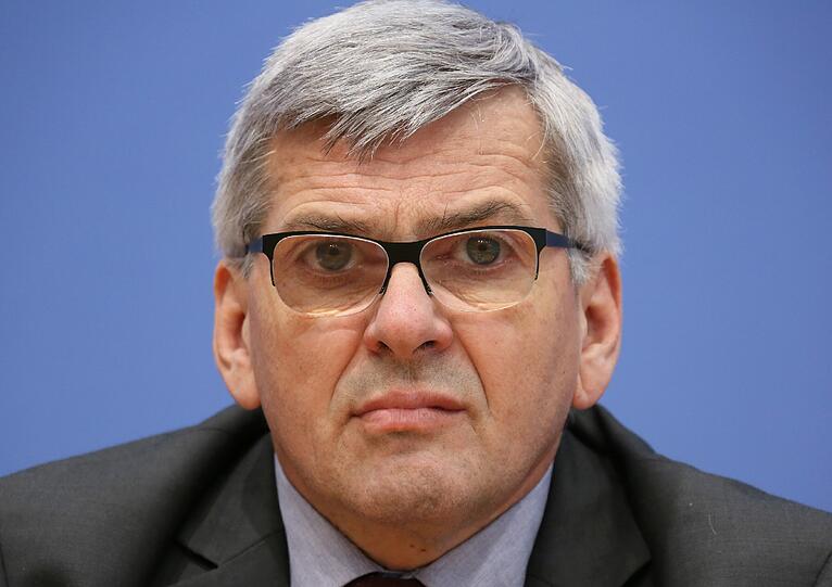 Mit der Vergabe von Aufträgen an Fremdfirmen wollen Unternehmen lediglich Kosten sparen, kritisiert der Zweite Vorsitzende der IG Metall, Jörg Hofmann.