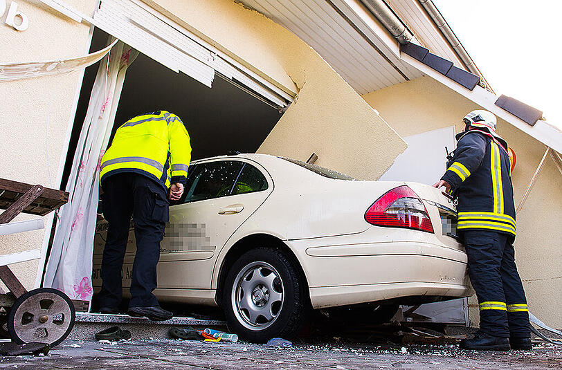 Am Dienstag krachte ein Taxi in Schleswig-Holstein in ein Reihenhaus. Der Fahrer wurde verletzt und musste in ein Krankenhaus gebracht werden.