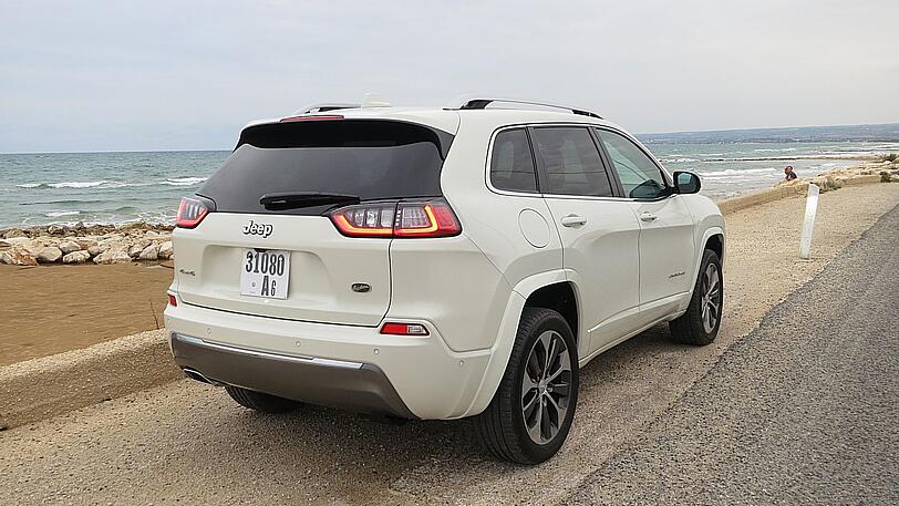 Die Heckpartie des Cherokee mit den prägnanten Rückleuchten wurde ebenfalls neu gestaltet.