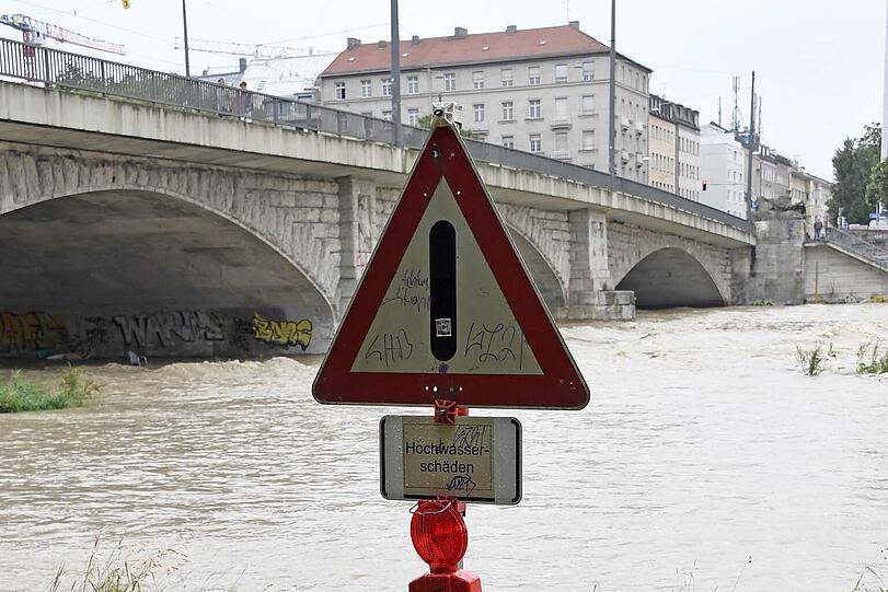 Einsatzkräfte der Wasserrettung bergen Habseligkeiten aus dem Obdachlosenlager unter der Reichenbachbrücke.