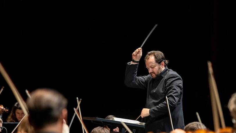 Andris Nelsons und die Wiener Philharmoniker im Großen Festspielhaus. Andris Nelsons und die Wiener Philharmoniker im Großen Festspielhaus.
