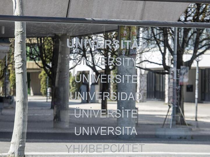 Der menschenleere Platz der Universität Augsburg. Foto: Stefan Puchner/dpa/Archivbild