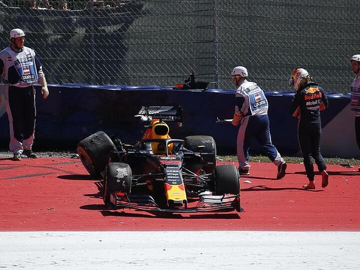 Nach der Kollision mit einem Reifenstapel: Max Verstappen (2.v.r) geht an seinem zerlegten Auto entlang.