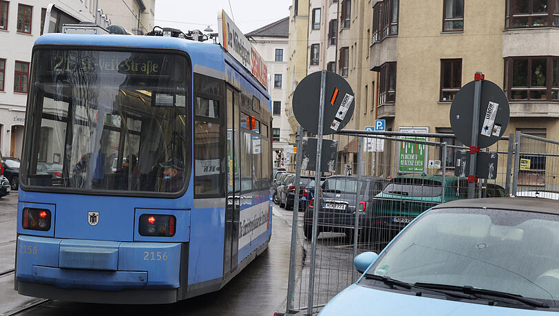 Eng geht's zu für die Trams an der Schiltbergerstraße.