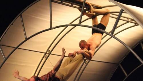 Flugversuch im Gewächshaus: Didier André und Jean-Paul Lefeuvre verbinden Artistik mit Comedy und Clownerie. Flugversuch im Gewächshaus: Didier André und Jean-Paul Lefeuvre verbinden Artistik mit Comedy und Clownerie.
