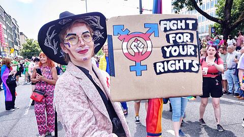 Münchner und Münchnerinnen gehen auf die Straße, um den Christopher Street Day (CSD) im vergangenen Jahr zu feiern. Immer wieder werden die Veranstaltungen von Rechtsextremen ins Visier genommen. Münchner und Münchnerinnen gehen auf die Straße, um den Christopher Street Day (CSD) im vergangenen Jahr zu feiern. Immer wieder werden die Veranstaltungen von Rechtsextremen ins Visier genommen.