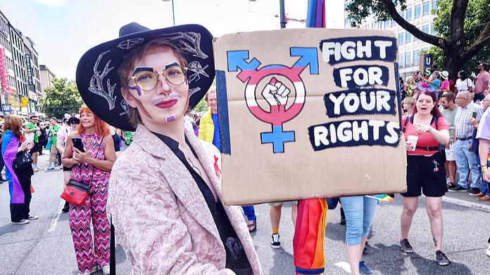 Münchner und Münchnerinnen gehen auf die Straße, um den Christopher Street Day (CSD) im vergangenen Jahr zu feiern. Immer wieder werden die Veranstaltungen von Rechtsextremen ins Visier genommen.