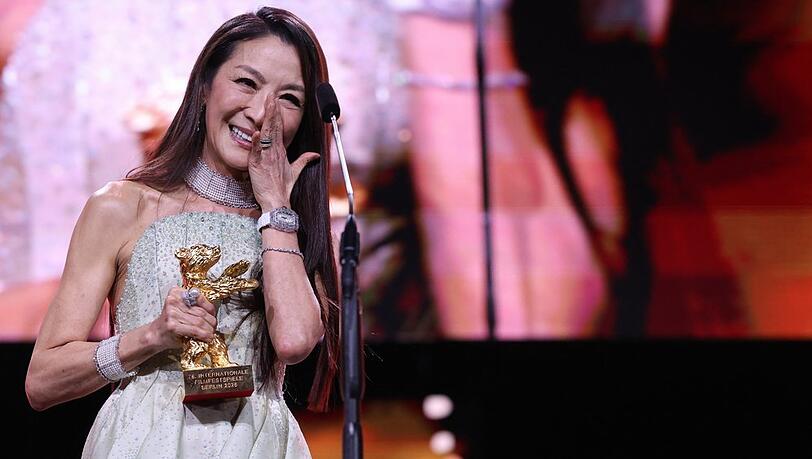 Michelle Yeoh wurde auf der B&uuml;hne emotional.
