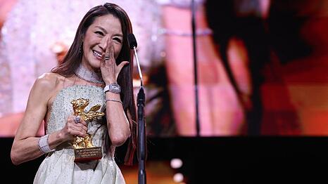 Michelle Yeoh wurde auf der B&uuml;hne emotional.
