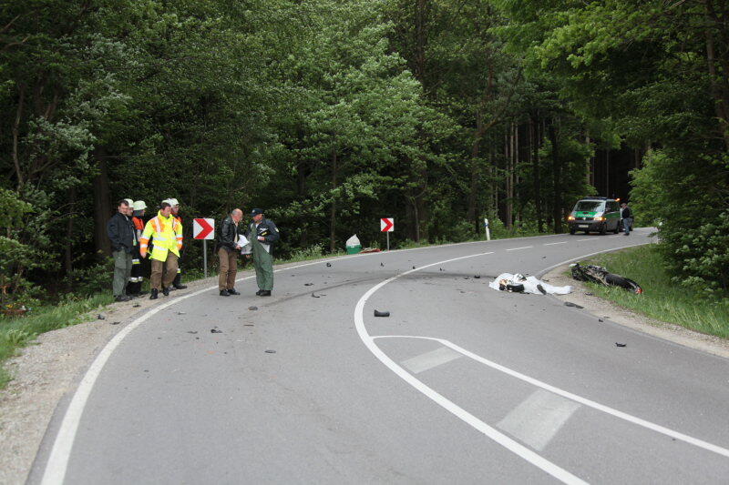 Er hatte keine Chance: Mit dem Kopf prallte ein Motorradfahrer bei Rechtmehring gegen den Seitenaufbau des entgegenkommenden Kleinlasters. Der Mann war sofort tot.