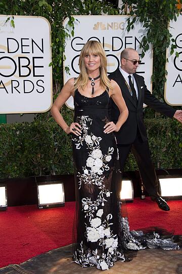 Was hat sich die sonst so umwerfende Heidi Klum denn bei ihrem Outfit für die Golden Globes gedacht? Wer mehr oder weniger ungeschminkt und mit einem solchen schwarz-weißen-Blumen-Albtraum zu einer großen Gala auftaucht, braucht sich nicht zu wundern, wenn er es auf diese Liste schafft.