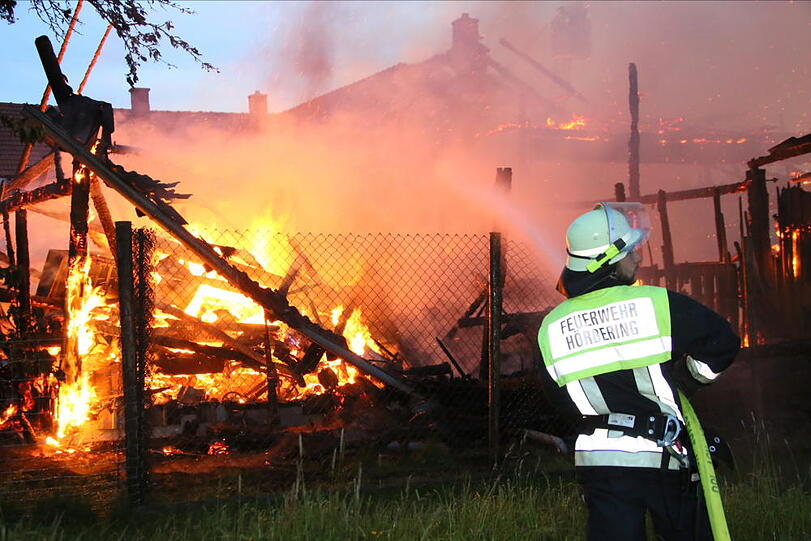 Ein Feuer hat die Lagerhalle komplett vernichtet. Die Bilder.