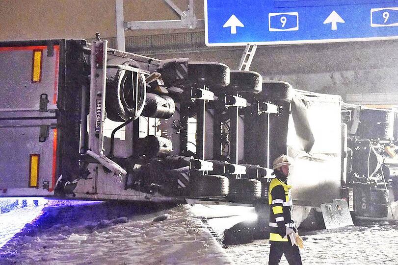 Freiwillige und Berufsfeuerwehr waren im Einsatz.