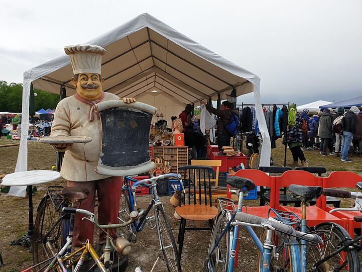 Nass und bunt: Der Flohmarkt auf der Theresienwiese am Samstag.