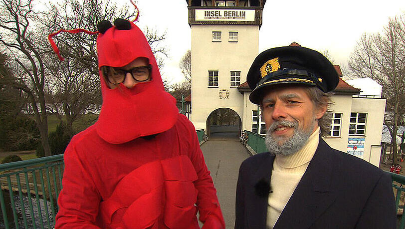Joko Winterscheidt als Krabbe (l.) und Klaas Heufer-Umlauf im Käpt'n-Iglo-Look Joko Winterscheidt als Krabbe (l.) und Klaas Heufer-Umlauf im Käpt'n-Iglo-Look