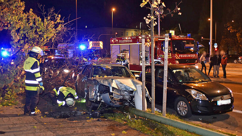 Der Unfallfahrer musste im Rettungswagen wiederbelebt werden. Der Unfallfahrer musste im Rettungswagen wiederbelebt werden.
