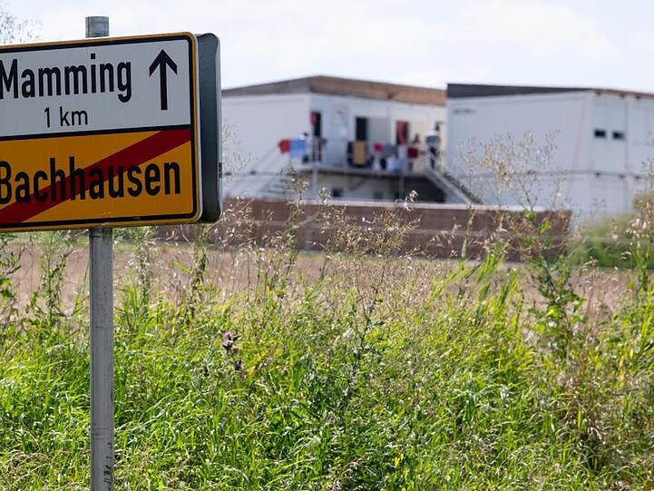Wohncontainer für Erntehelfer auf dem landwirtschaftlichen Betrieb in Mamming. Foto: Sven Hoppe/dpa
