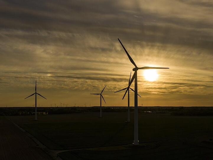 Windräder am Abend bei Werneuchen. Den Verbrauchern in Deutschland droht im kommenden Jahr ein kräftiger Anstieg ihrer Stromkosten.