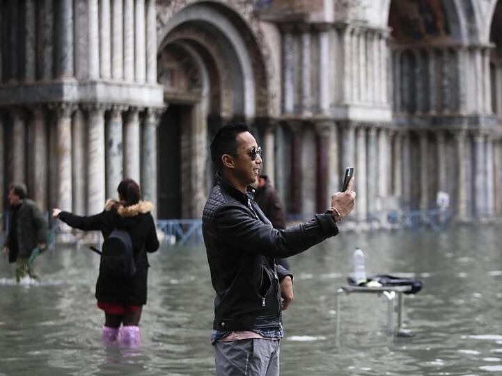 Selfie auf dem überfluteten Markusplatz.