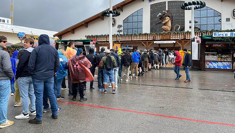 Lange Schlange vorm Löwenbräu-Zelt. Lange Schlange vorm Löwenbräu-Zelt.